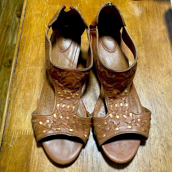 clarks Artisan Shoes - Clarks Artisan Sandal color Camel Size 9 M